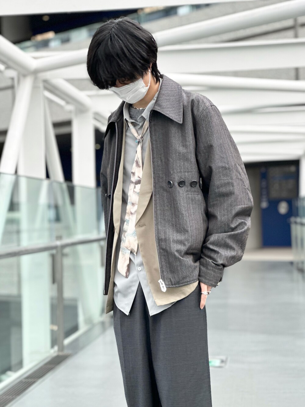 グレー系のジャケット/アウター、ベージュ系のテーラードジャケット、グレー系のシャツ/ブラウスを着用したメンズの春コーディネートの2枚目の写真