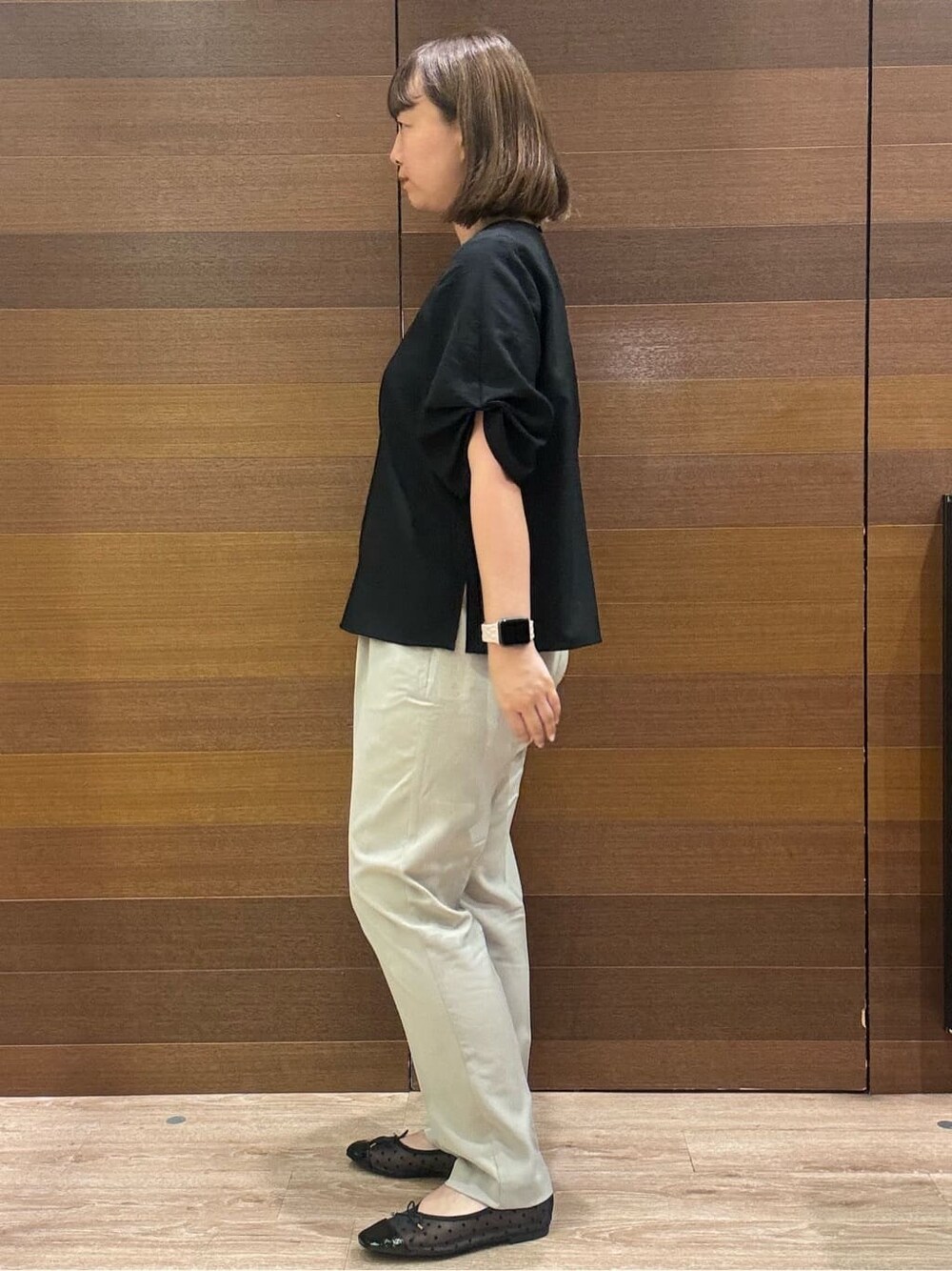 ブラック系のシャツ/ブラウス、ベージュ系のその他パンツ、シルバー系のショルダーバッグを着用したレディースの夏コーディネートの4枚目の写真