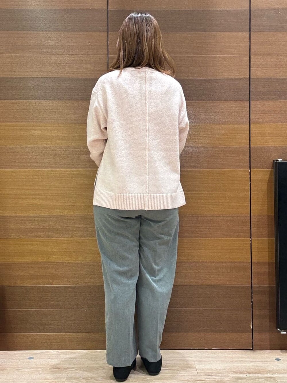 ピンク系のニット/セーター、グレー系のその他パンツ、ブラック系のパンプスを着用したレディースの冬コーディネートの8枚目の写真