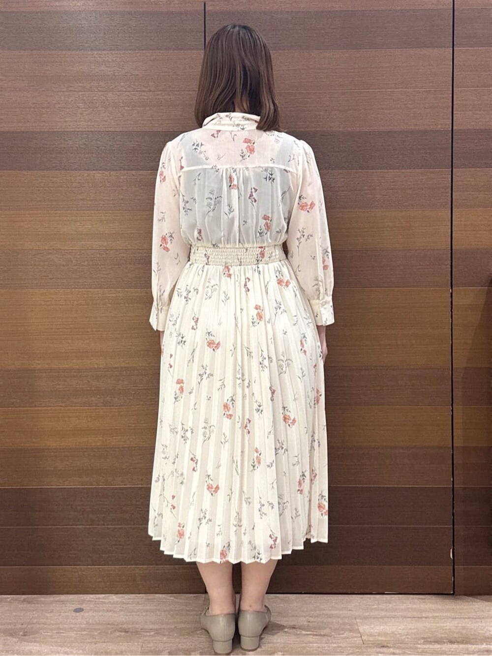 ベージュ系のパンプス、ブラック系のトートバッグ、ベージュ系のワンピースを着用したレディースの春コーディネートの7枚目の写真