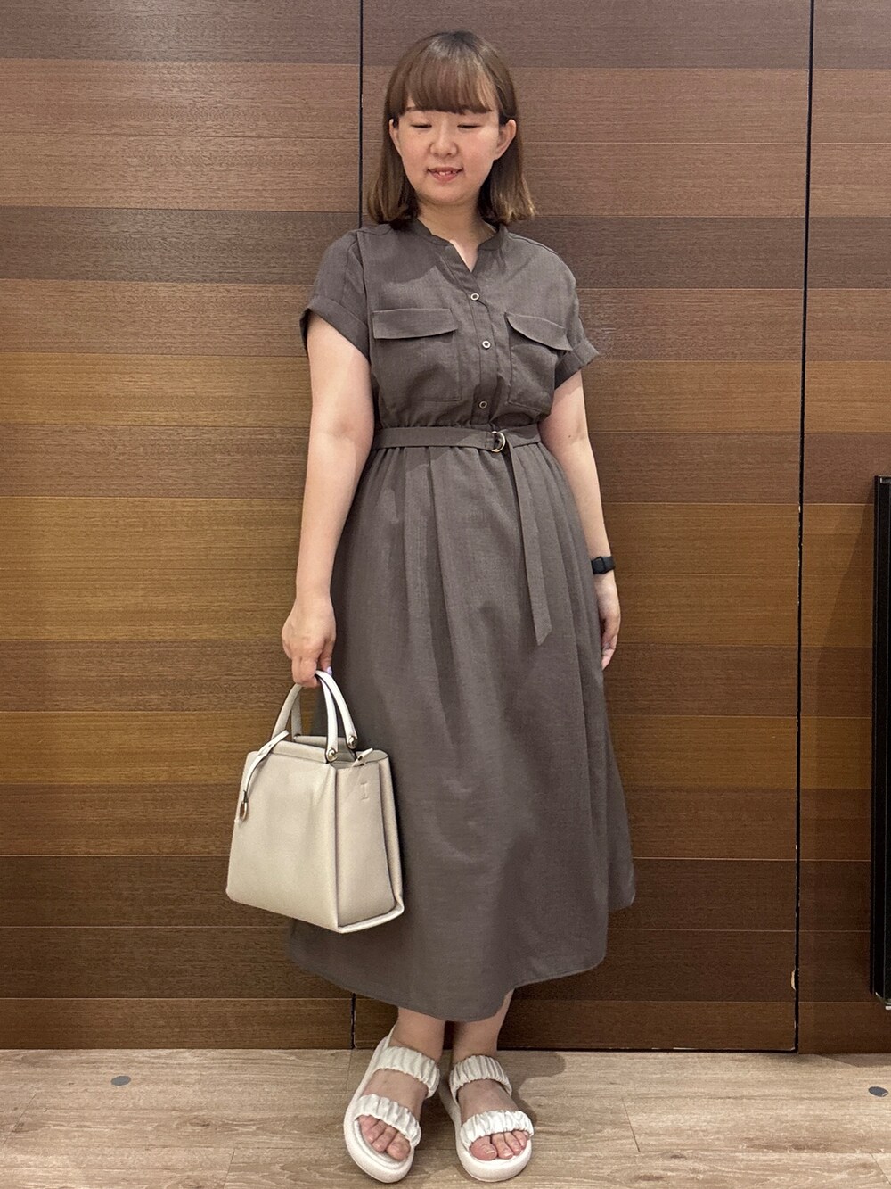 ブラウン系のワンピース、ベージュ系のトートバッグ、ホワイト系のサンダルを着用したレディースの夏コーディネートの3枚目の写真