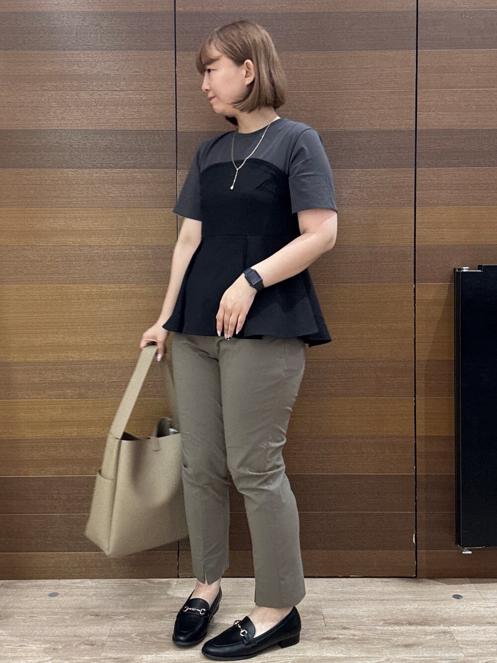 ブラック系のTシャツ/カットソー、ブラウン系のその他パンツ、ブラウン系のトートバッグを着用したレディースの夏コーディネートの4枚目の写真