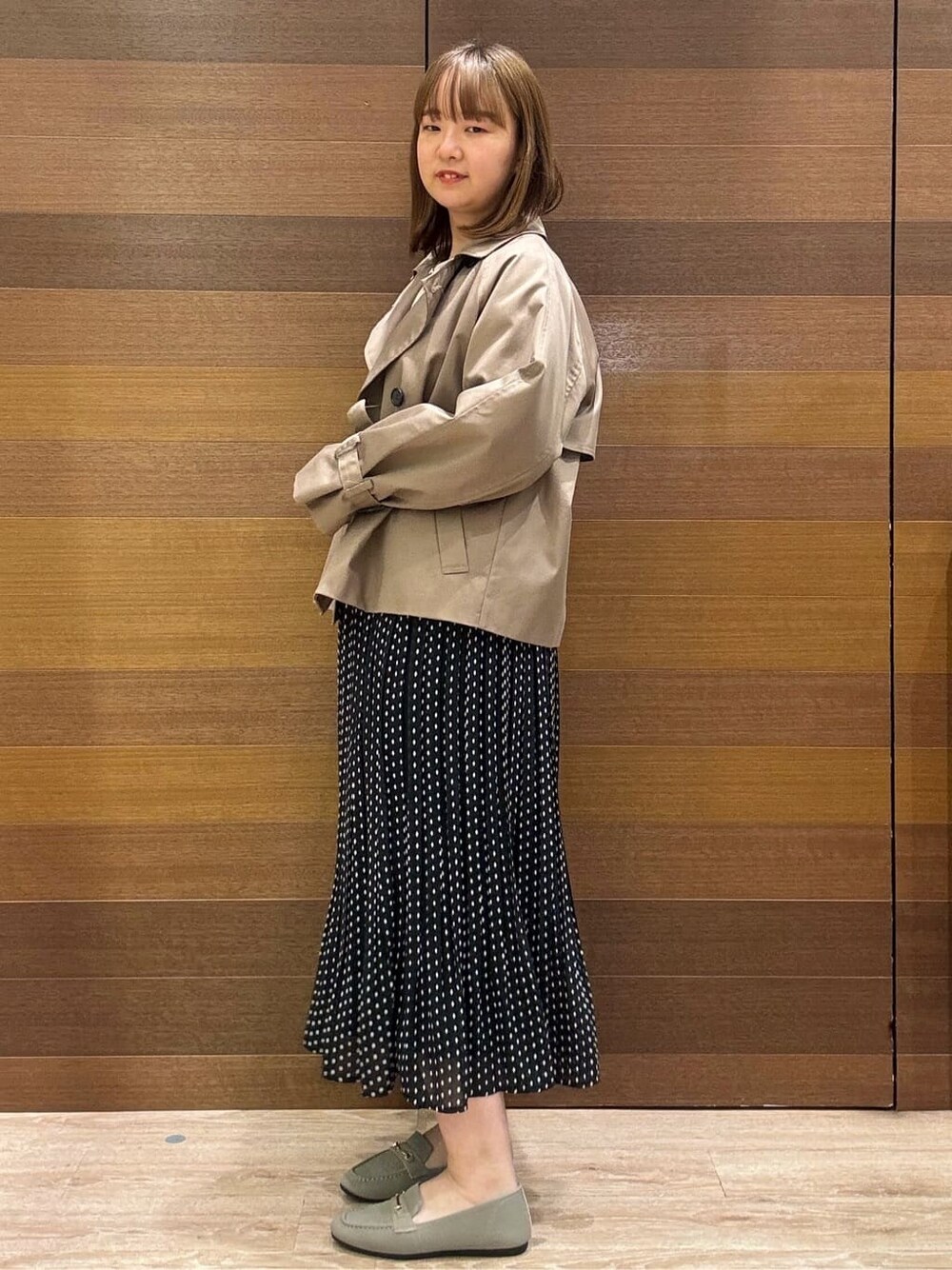 ベージュ系のトレンチコート、ベージュ系のニット/セーター、ベージュ系のその他シューズを着用したレディースの春コーディネートの4枚目の写真