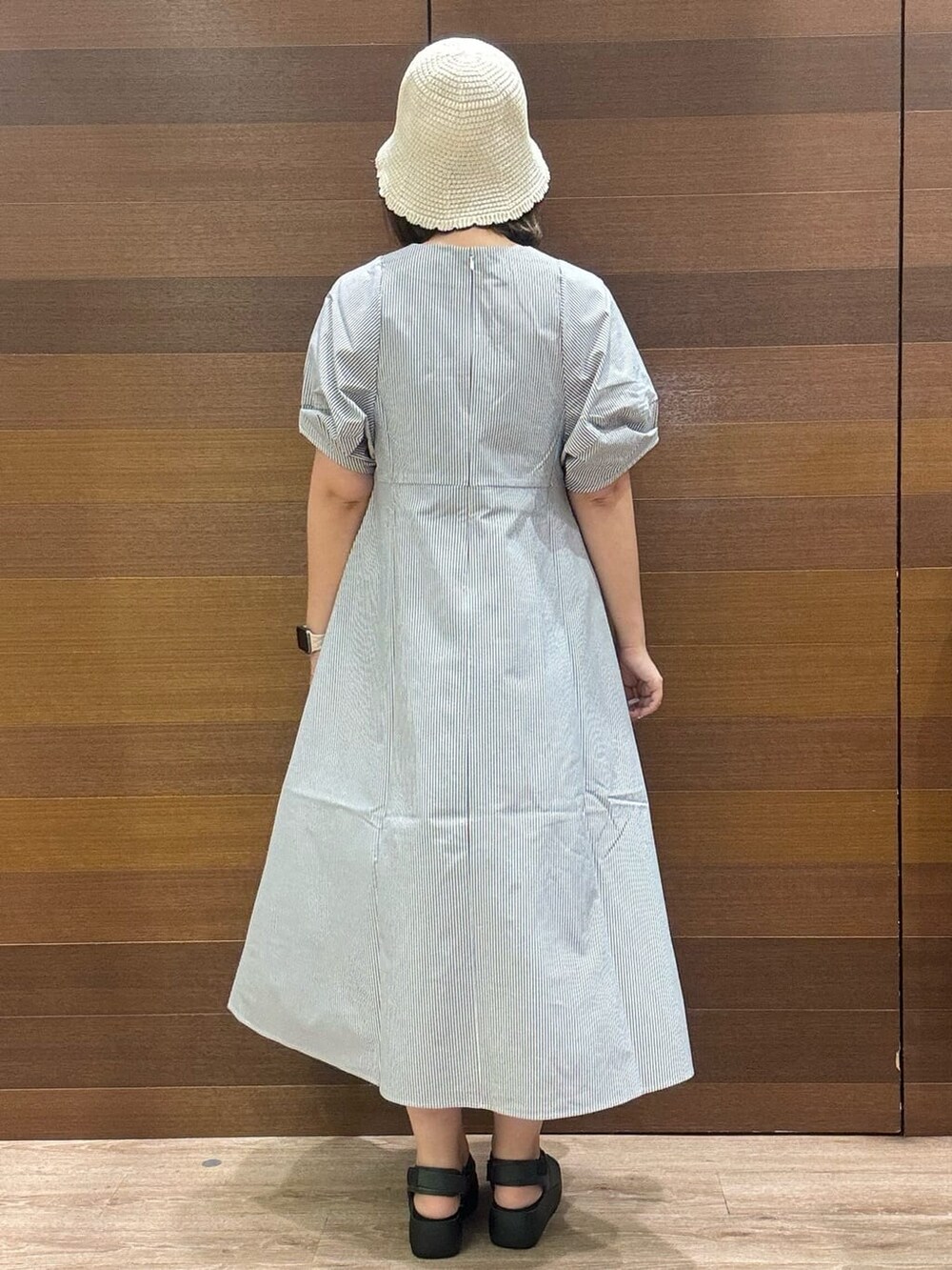 ホワイト系のワンピース、ブラック系のショルダーバッグ、グレー系のサンダルを着用したレディースの夏コーディネートの5枚目の写真