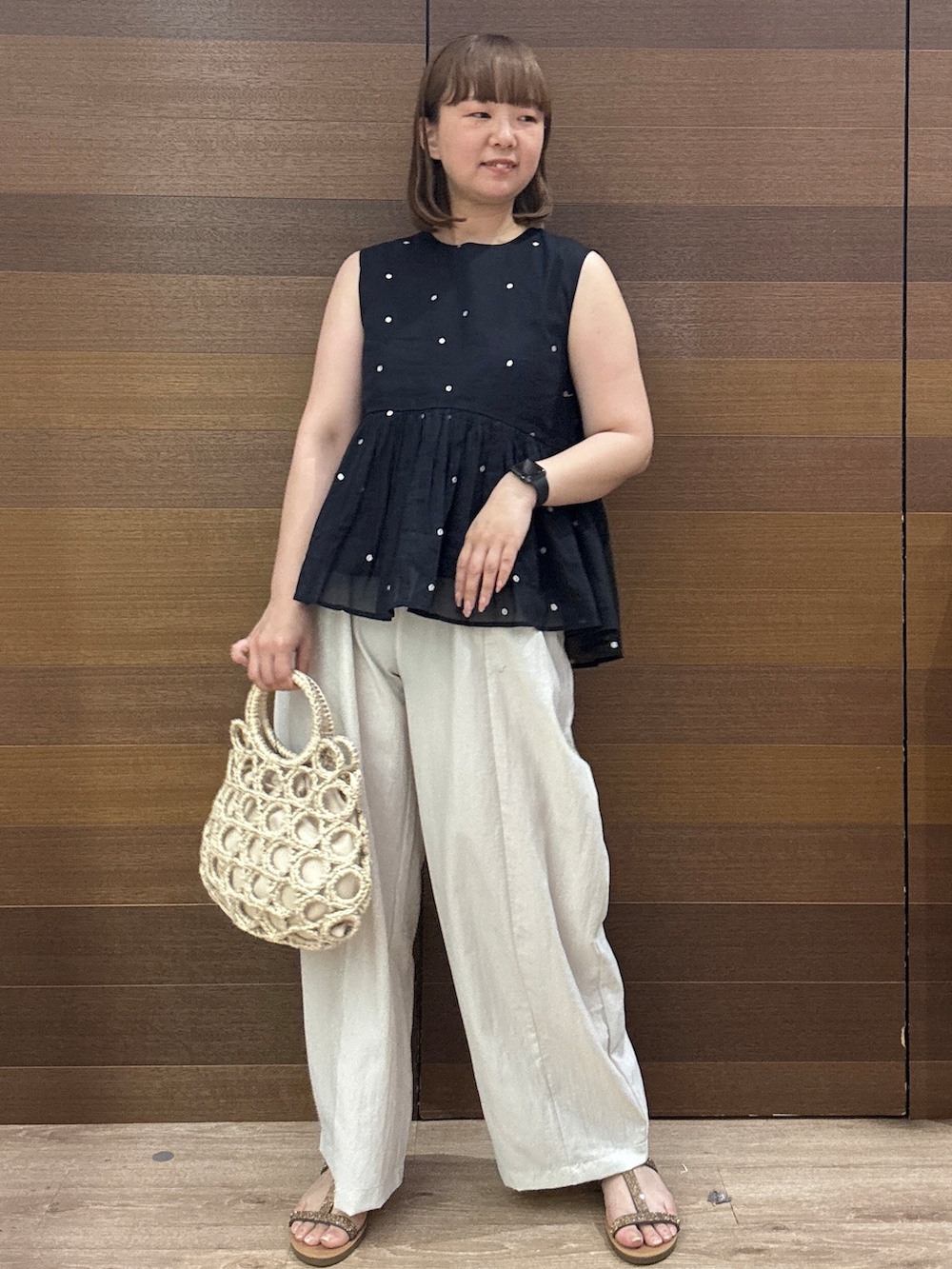 その他のサンダル、ホワイト系のハンドバッグ、ブルー系のシャツ/ブラウスを着用したレディースの春コーディネートの2枚目の写真