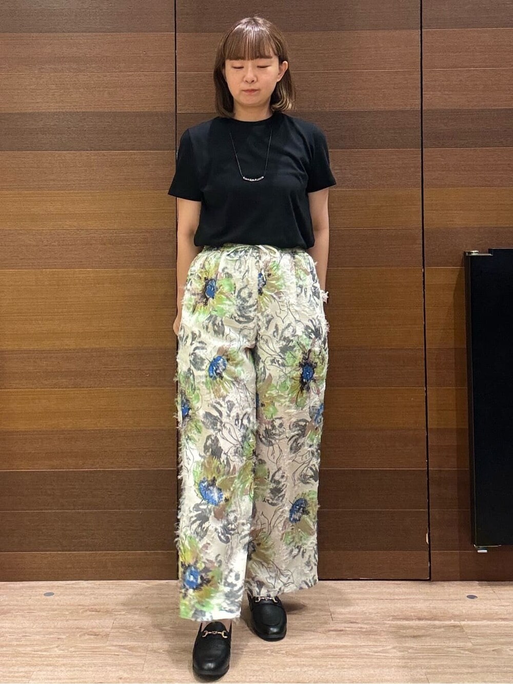 ブラック系のTシャツ/カットソー、ベージュ系のその他パンツ、ホワイト系のショルダーバッグを着用したレディースの夏コーディネートの2枚目の写真