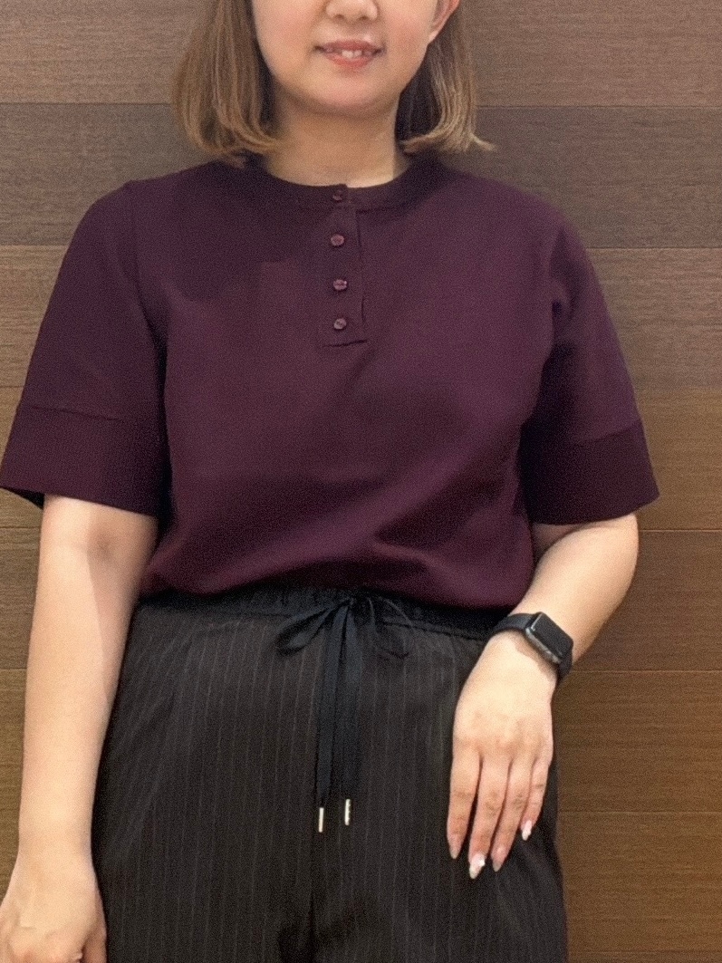 レッド系のニット/セーター、ブラウン系のその他パンツ、ベージュ系のショルダーバッグを着用したレディースの秋コーディネートの7枚目の写真