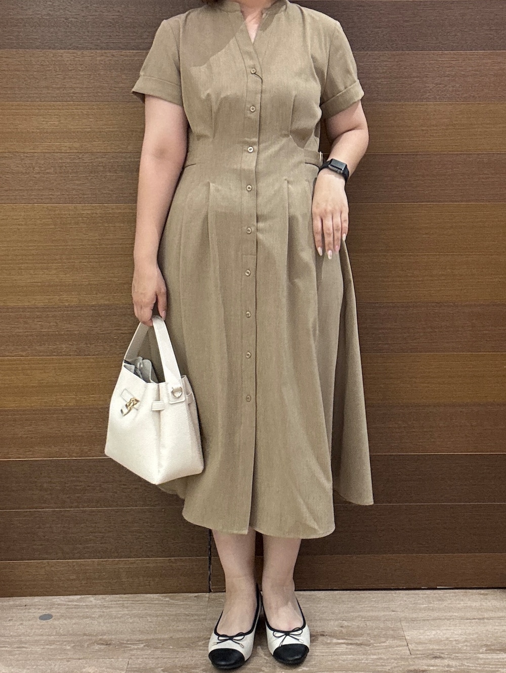 イエロー系のワンピース、ホワイト系のトートバッグ、ベージュ系のパンプスを着用したレディースの夏コーディネートの8枚目の写真