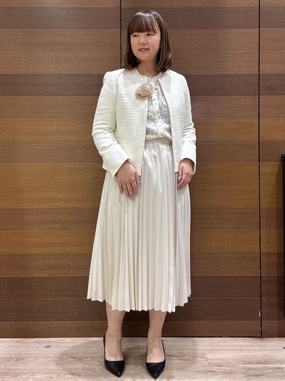 ホワイト系のノーカラージャケット、ベージュ系のシャツ/ブラウス、ベージュ系のスカートを着用したレディースの冬コーディネートの2枚目の写真
