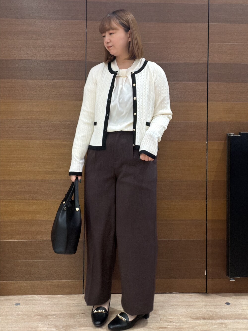 ホワイト系のカーディガン/ボレロ、ホワイト系のシャツ/ブラウス、ブラウン系のその他パンツを着用したレディースの秋コーディネートの5枚目の写真