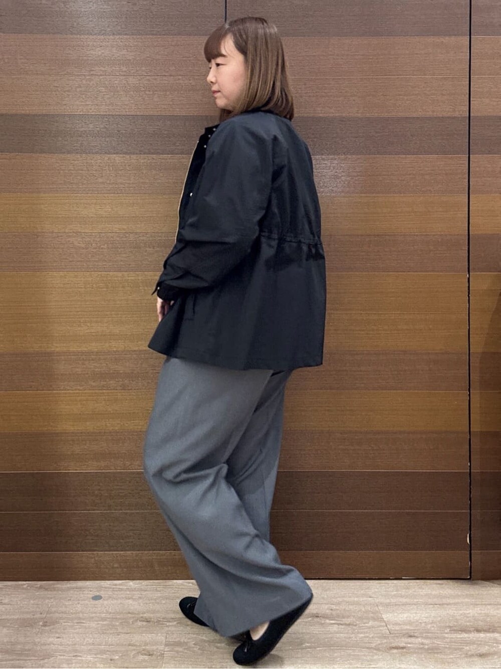 ブラック系のブルゾン、パープル系のニット/セーター、グレー系のその他パンツを着用したレディースの春コーディネートの5枚目の写真