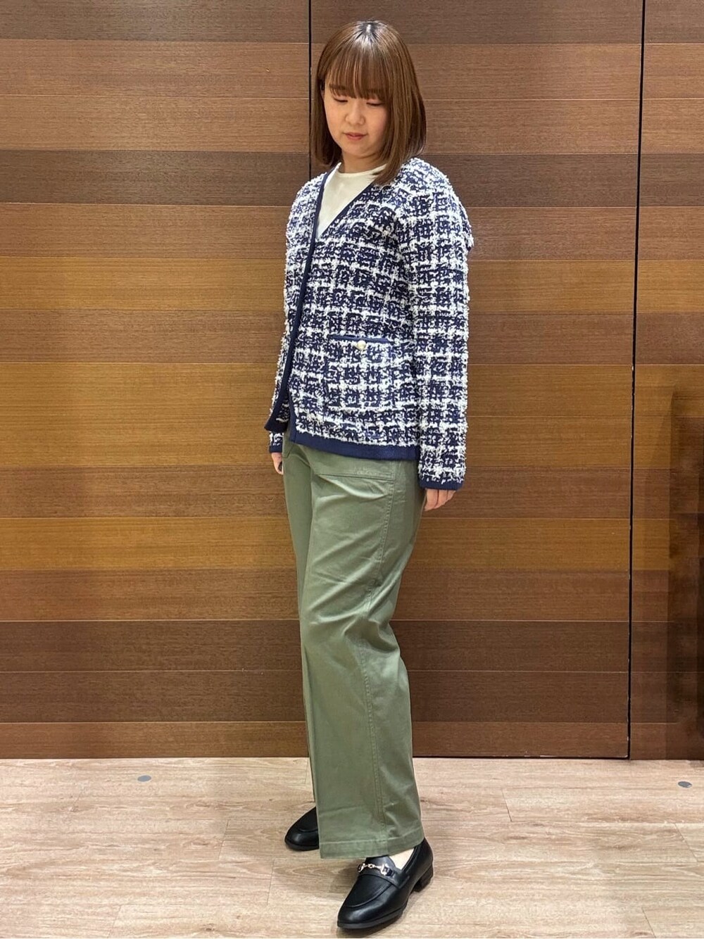 ブルー系のカーディガン/ボレロ、ホワイト系のTシャツ/カットソー、グリーン系のその他パンツを着用したレディースの冬コーディネートの3枚目の写真