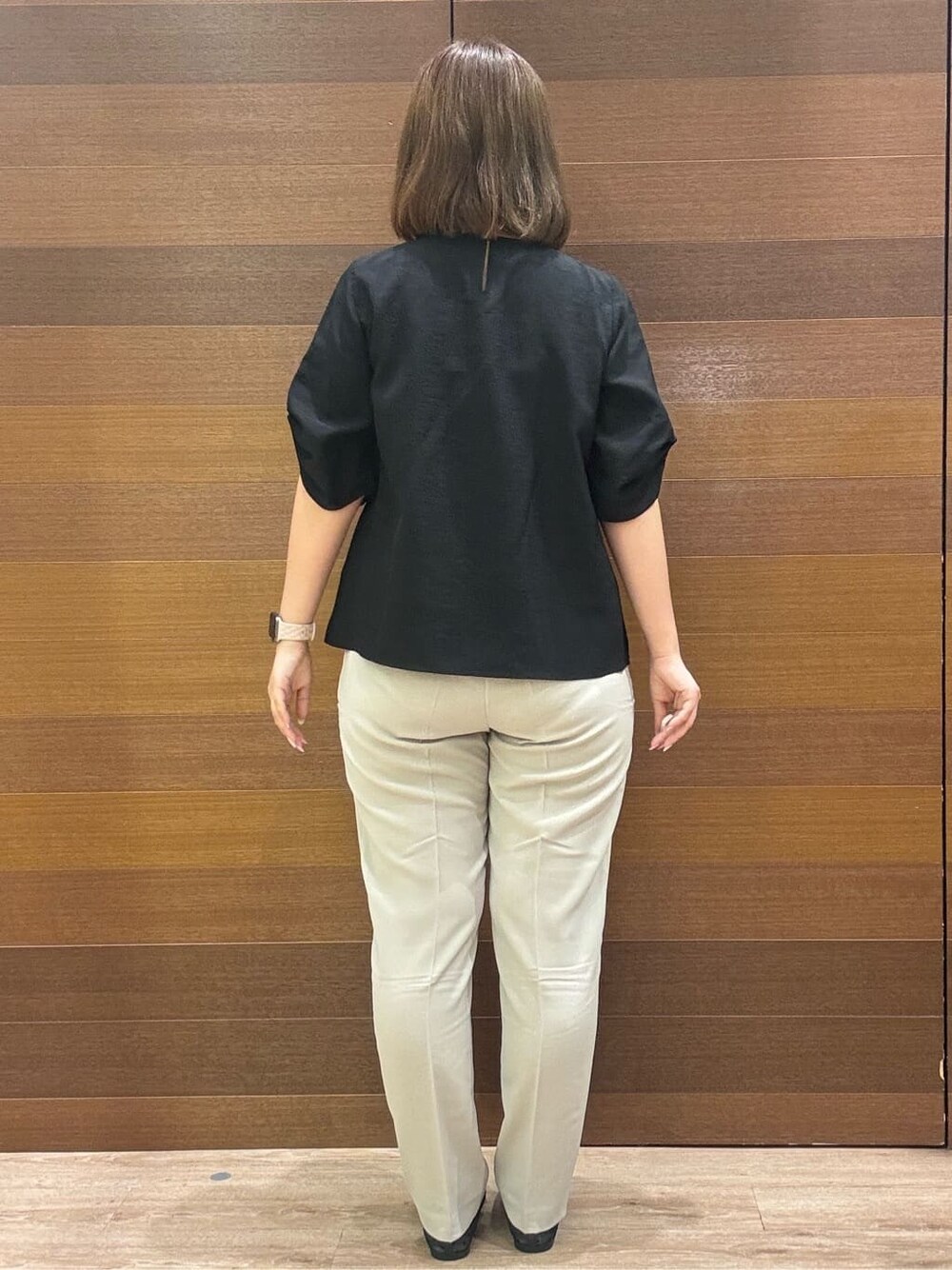 ブラック系のシャツ/ブラウス、ベージュ系のその他パンツ、シルバー系のショルダーバッグを着用したレディースの夏コーディネートの5枚目の写真