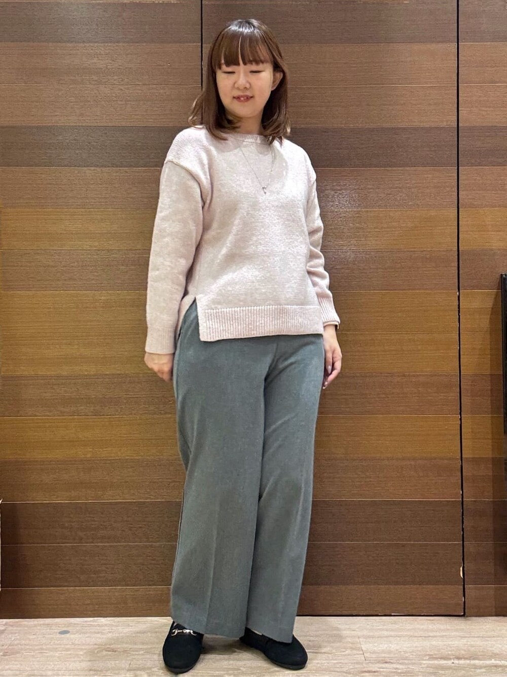 ピンク系のニット/セーター、グレー系のその他パンツ、ブラック系のパンプスを着用したレディースの冬コーディネートの5枚目の写真
