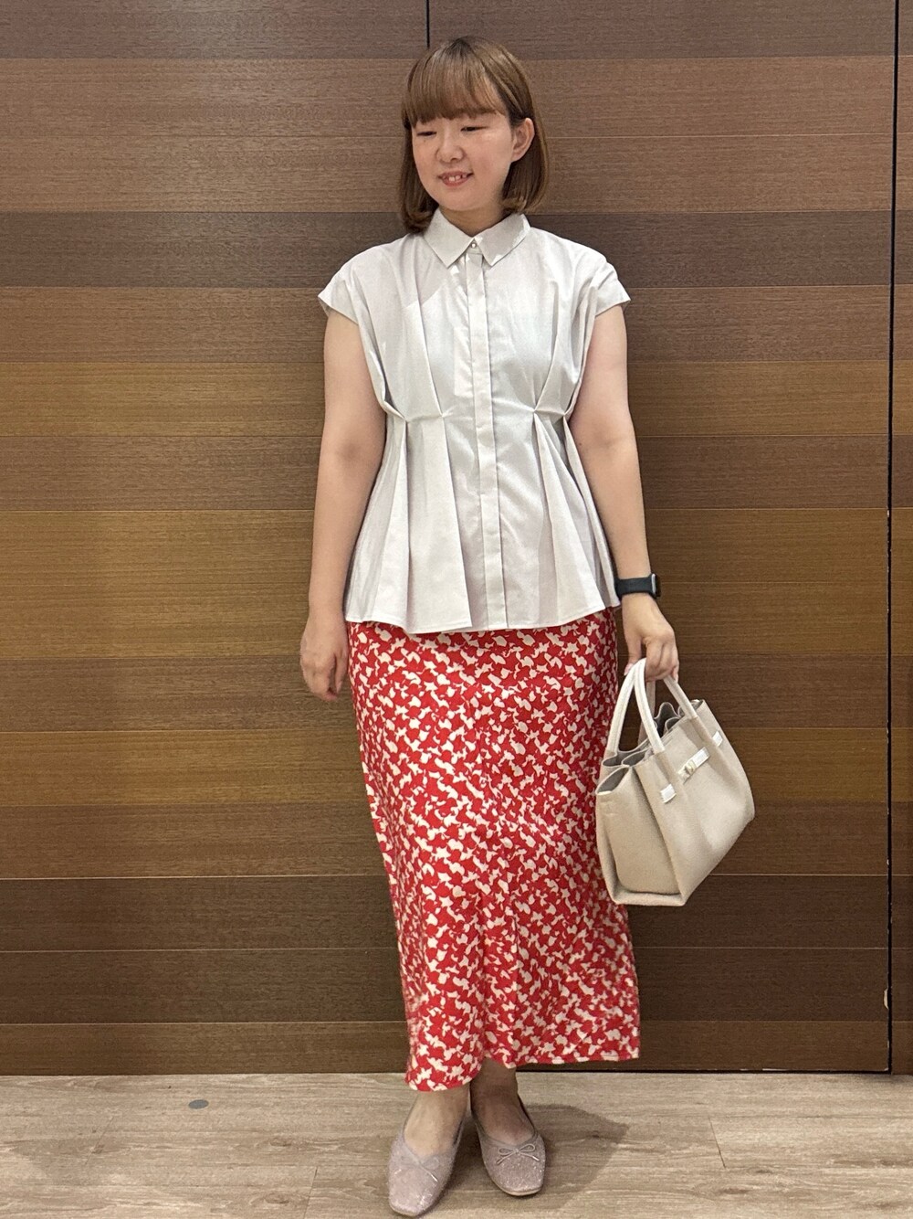 ベージュ系のシャツ/ブラウス、レッド系のスカート、ベージュ系のトートバッグを着用したレディースの夏コーディネートの4枚目の写真