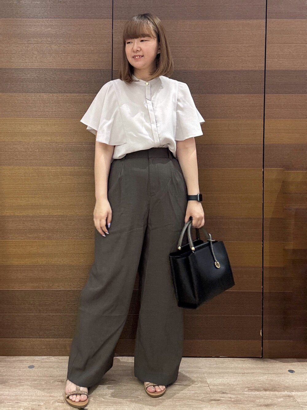 ベージュ系のシャツ/ブラウス、ブラウン系のその他パンツ、ブラック系のトートバッグを着用したレディースの夏コーディネートの4枚目の写真