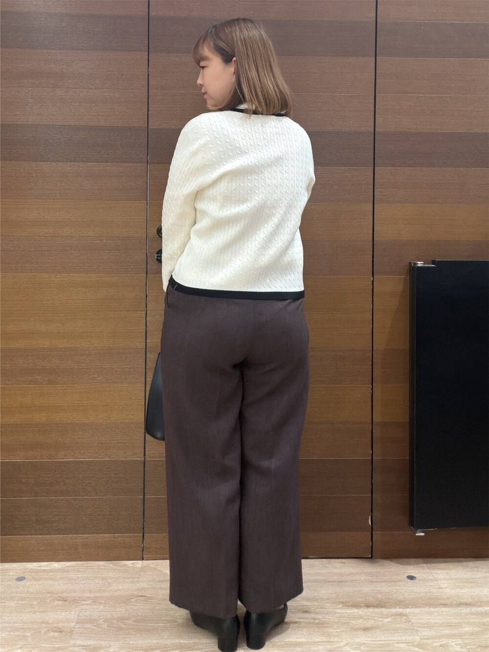 ホワイト系のカーディガン/ボレロ、ホワイト系のシャツ/ブラウス、ブラウン系のその他パンツを着用したレディースの秋コーディネートの7枚目の写真