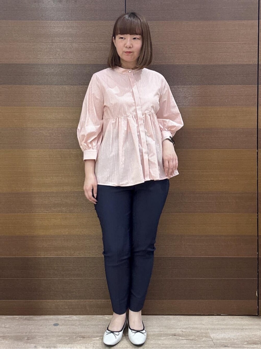 ブルー系のその他パンツ、ホワイト系のパンプス、ベージュ系のワンピースを着用したレディースの春コーディネートの7枚目の写真