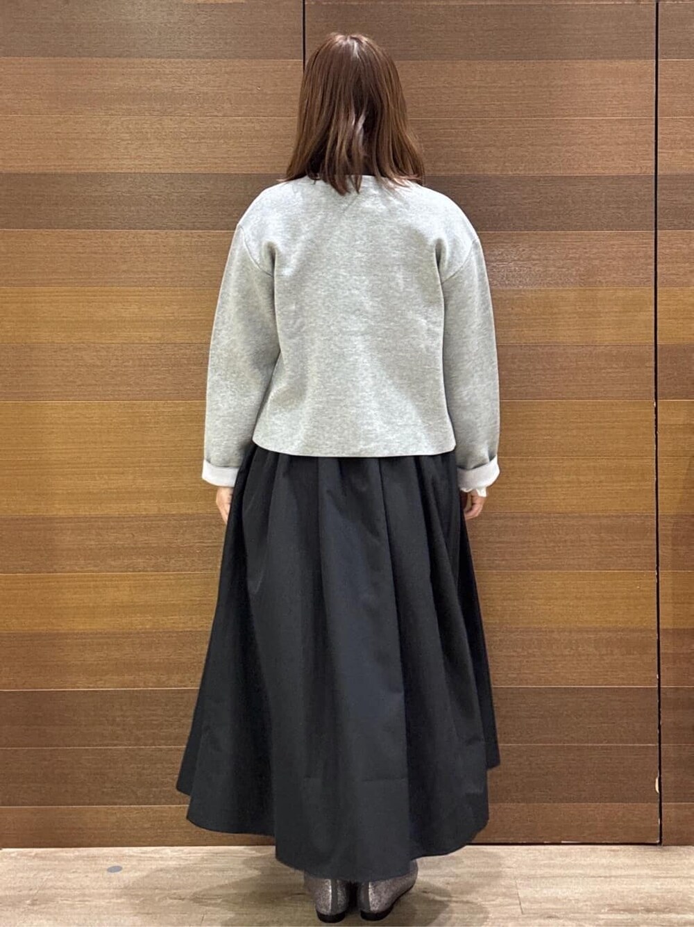 グレー系のカーディガン/ボレロ、ブルー系のワンピース、ブラック系のショルダーバッグを着用したレディースの冬コーディネートの8枚目の写真
