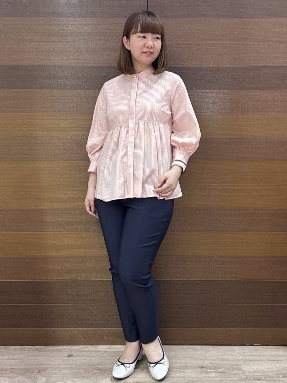 ブルー系のその他パンツ、ホワイト系のパンプス、ベージュ系のワンピースを着用したレディースの春コーディネートの8枚目の写真