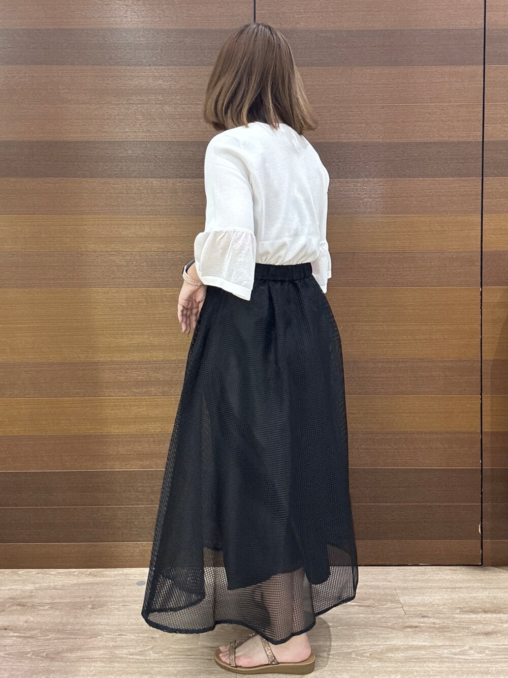 ブルー系のその他パンツ、ブラック系のトートバッグ、その他のサンダルを着用したレディースの春コーディネートの5枚目の写真