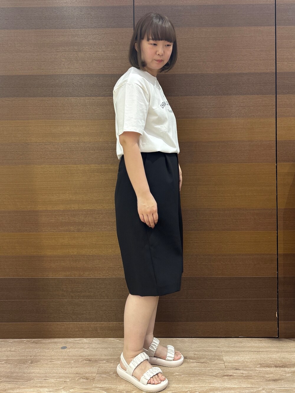 ホワイト系のトートバッグ、ホワイト系のサンダル、ブラック系のその他パンツを着用したレディースの春コーディネートの5枚目の写真