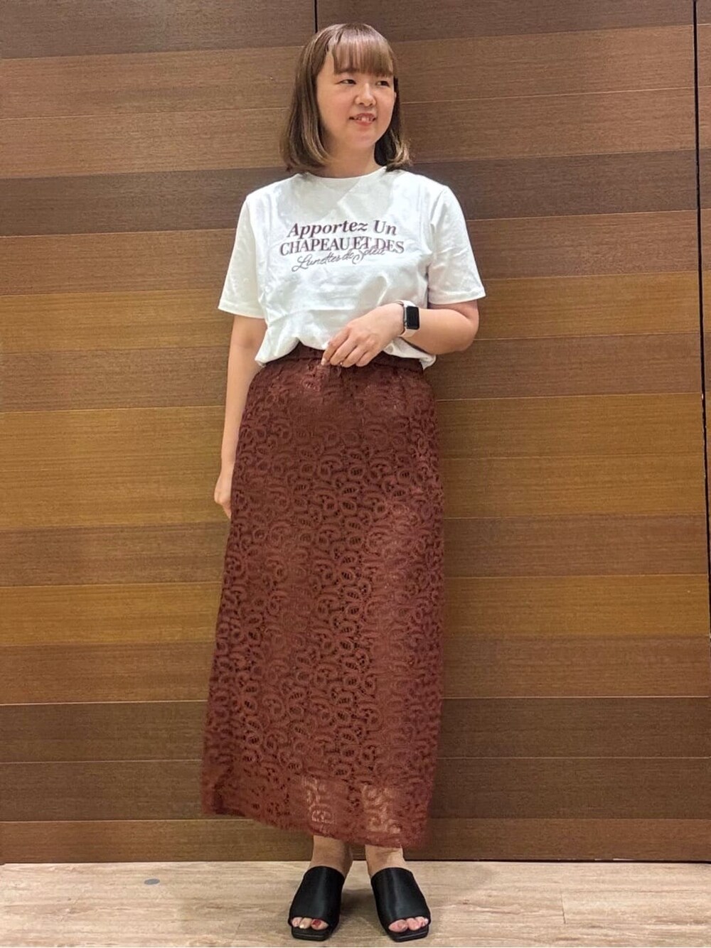 ホワイト系のTシャツ/カットソー、ブラウン系のスカート、ブラック系のトートバッグを着用したレディースの夏コーディネートの2枚目の写真