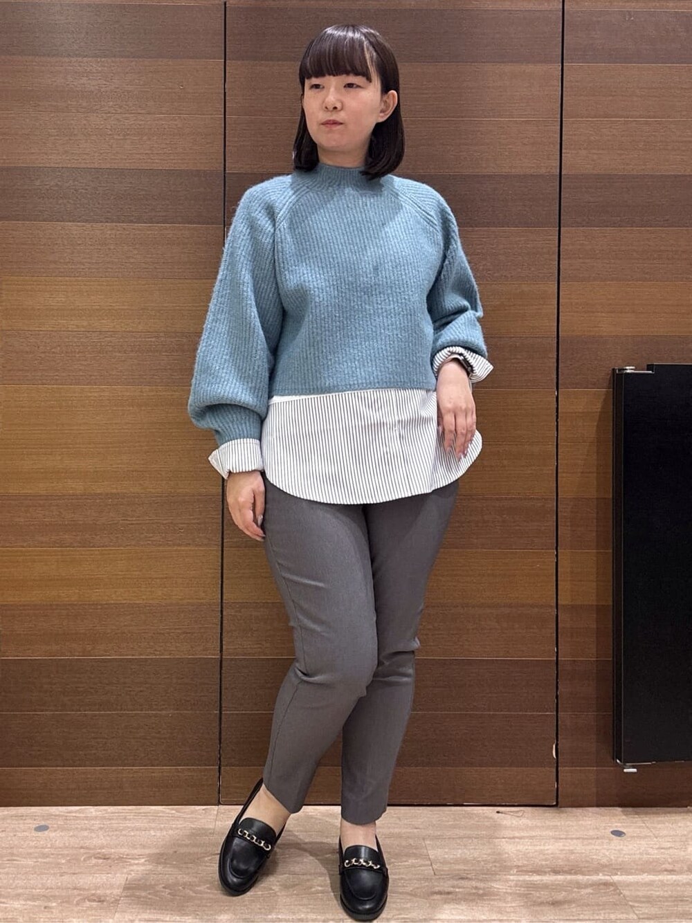 ブルー系のニット/セーター、ホワイト系のTシャツ/カットソー、グレー系のその他パンツを着用したレディースの冬コーディネートの5枚目の写真
