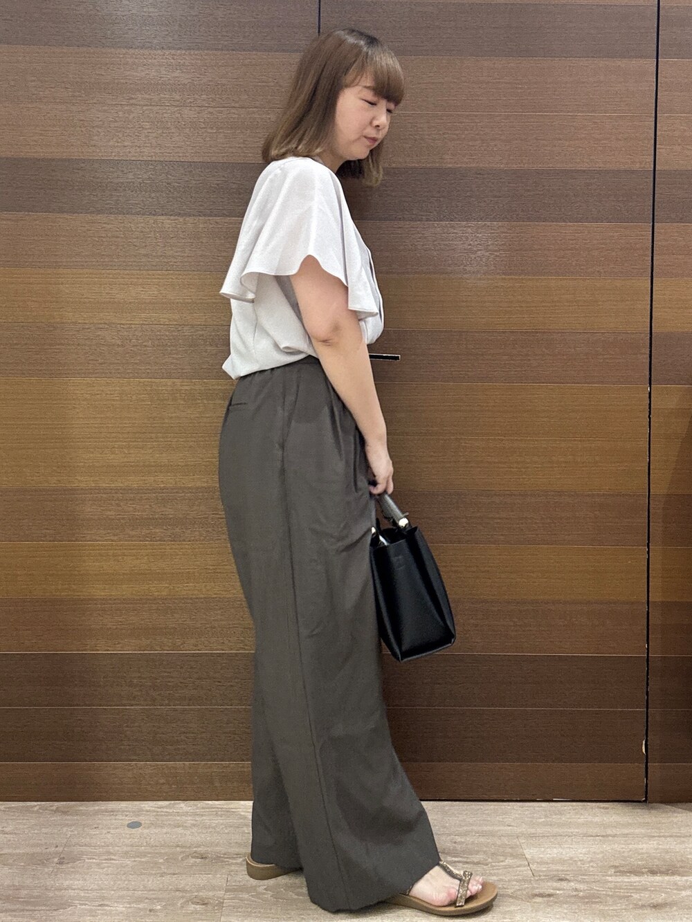 ベージュ系のシャツ/ブラウス、ブラウン系のその他パンツ、ブラック系のトートバッグを着用したレディースの夏コーディネートの8枚目の写真