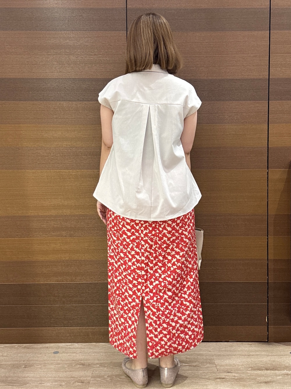 ベージュ系のシャツ/ブラウス、レッド系のスカート、ベージュ系のトートバッグを着用したレディースの夏コーディネートの7枚目の写真