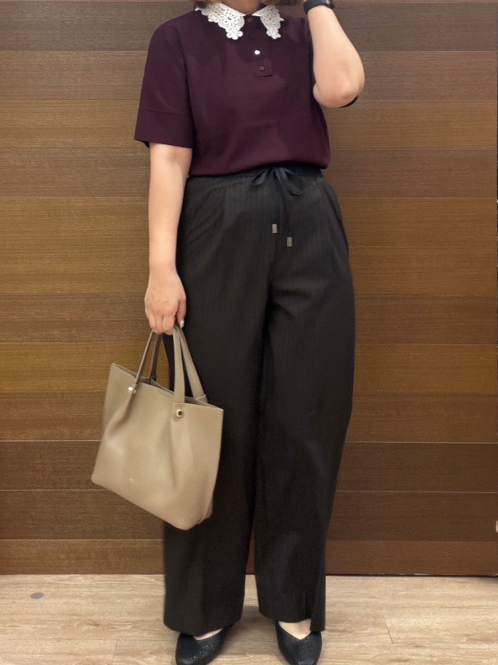 レッド系のニット/セーター、ブラウン系のその他パンツ、ベージュ系のショルダーバッグを着用したレディースの秋コーディネートの6枚目の写真