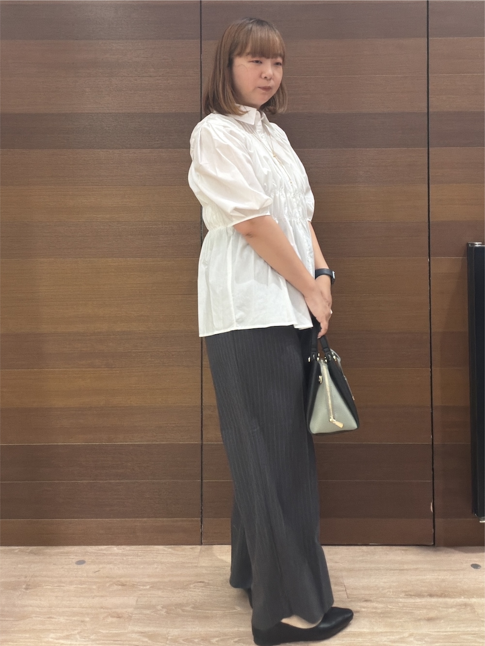 ホワイト系のシャツ/ブラウス、グレー系のその他パンツ、ブラック系のボストンバッグを着用したレディースの夏コーディネートの5枚目の写真
