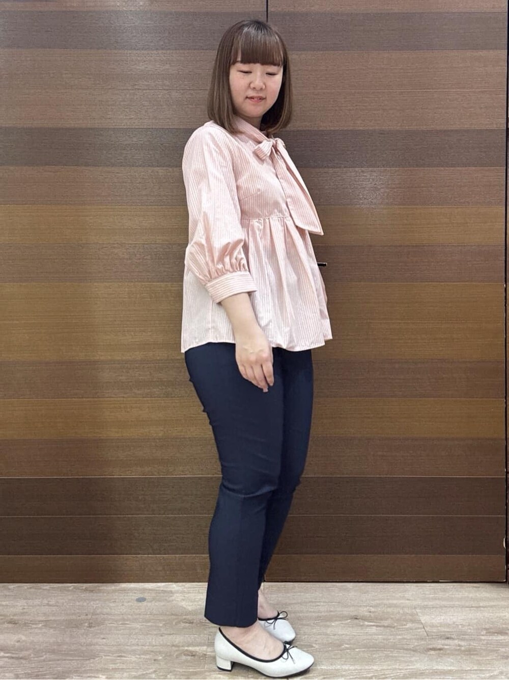 ブルー系のその他パンツ、ホワイト系のパンプス、ベージュ系のワンピースを着用したレディースの春コーディネートの4枚目の写真