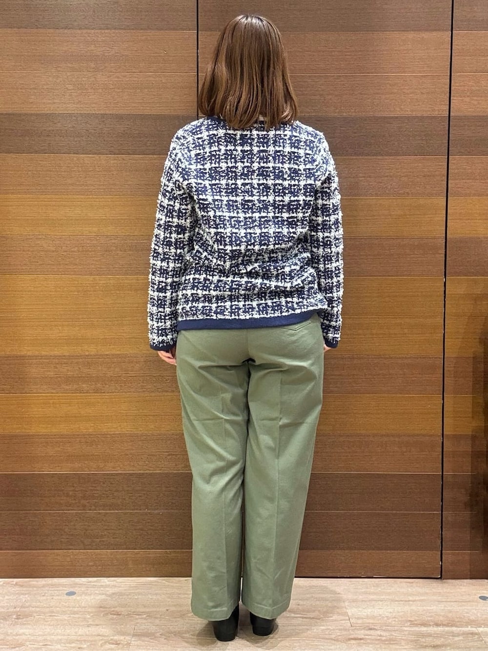 ブルー系のカーディガン/ボレロ、ホワイト系のTシャツ/カットソー、グリーン系のその他パンツを着用したレディースの冬コーディネートの4枚目の写真