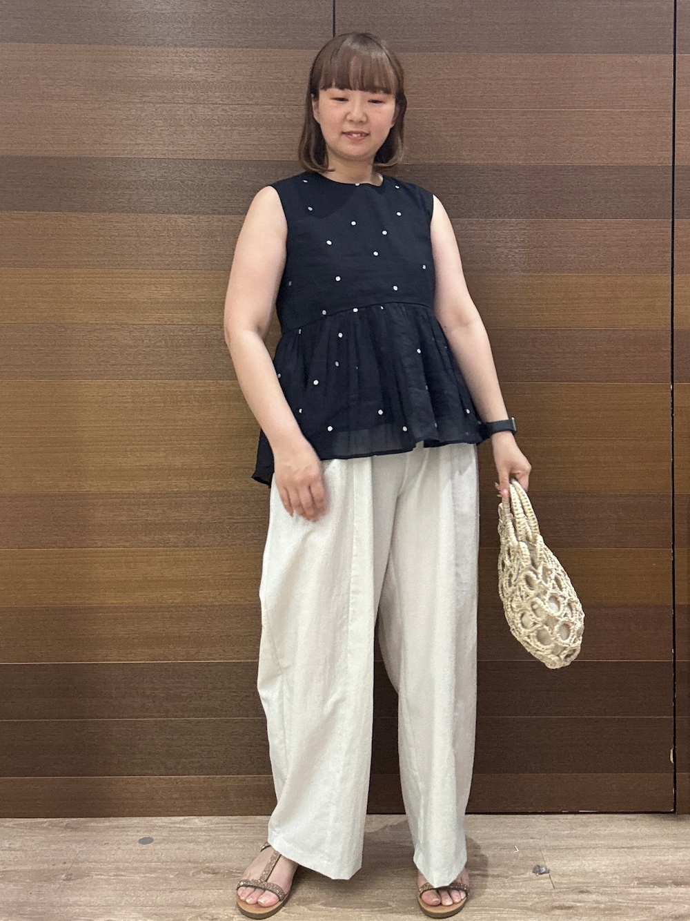 その他のサンダル、ホワイト系のハンドバッグ、ブルー系のシャツ/ブラウスを着用したレディースの春コーディネートの3枚目の写真