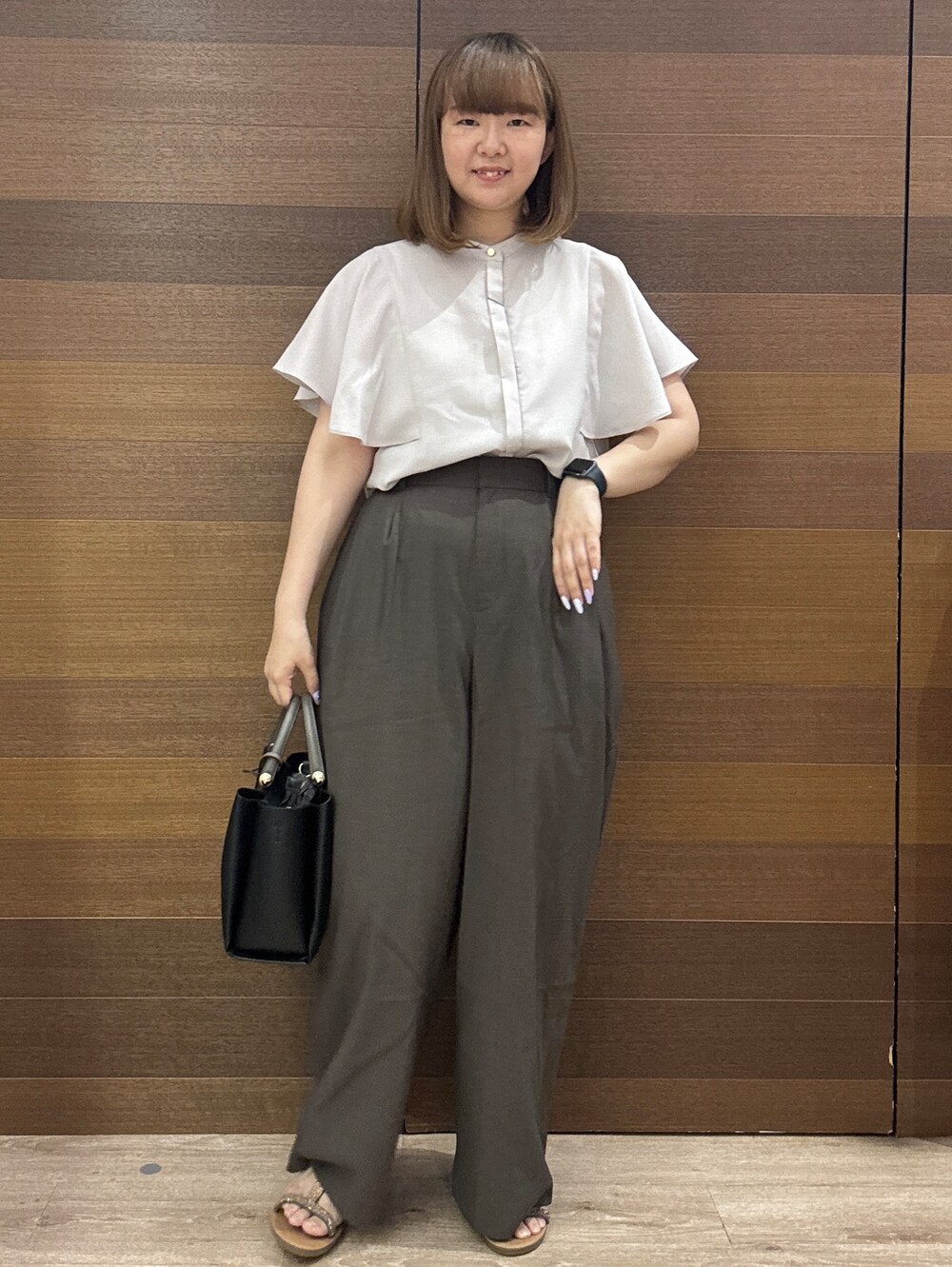 ベージュ系のシャツ/ブラウス、ブラウン系のその他パンツ、ブラック系のトートバッグを着用したレディースの夏コーディネートの2枚目の写真