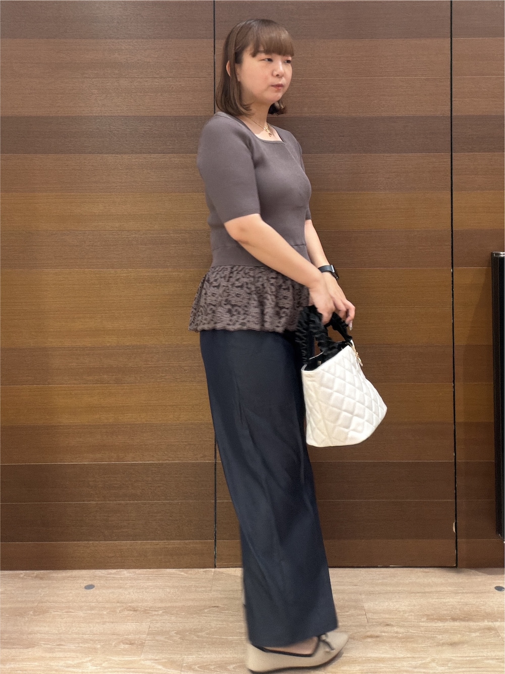 ブラウン系のニット/セーター、ブルー系のその他パンツ、ホワイト系のショルダーバッグを着用したレディースの秋コーディネートの5枚目の写真