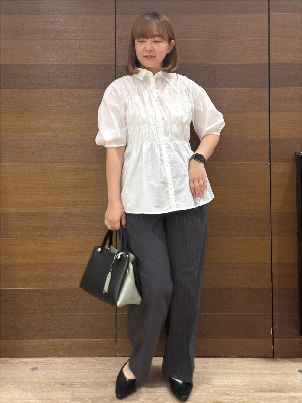 ホワイト系のシャツ/ブラウス、グレー系のその他パンツ、ブラック系のボストンバッグを着用したレディースの夏コーディネートの2枚目の写真