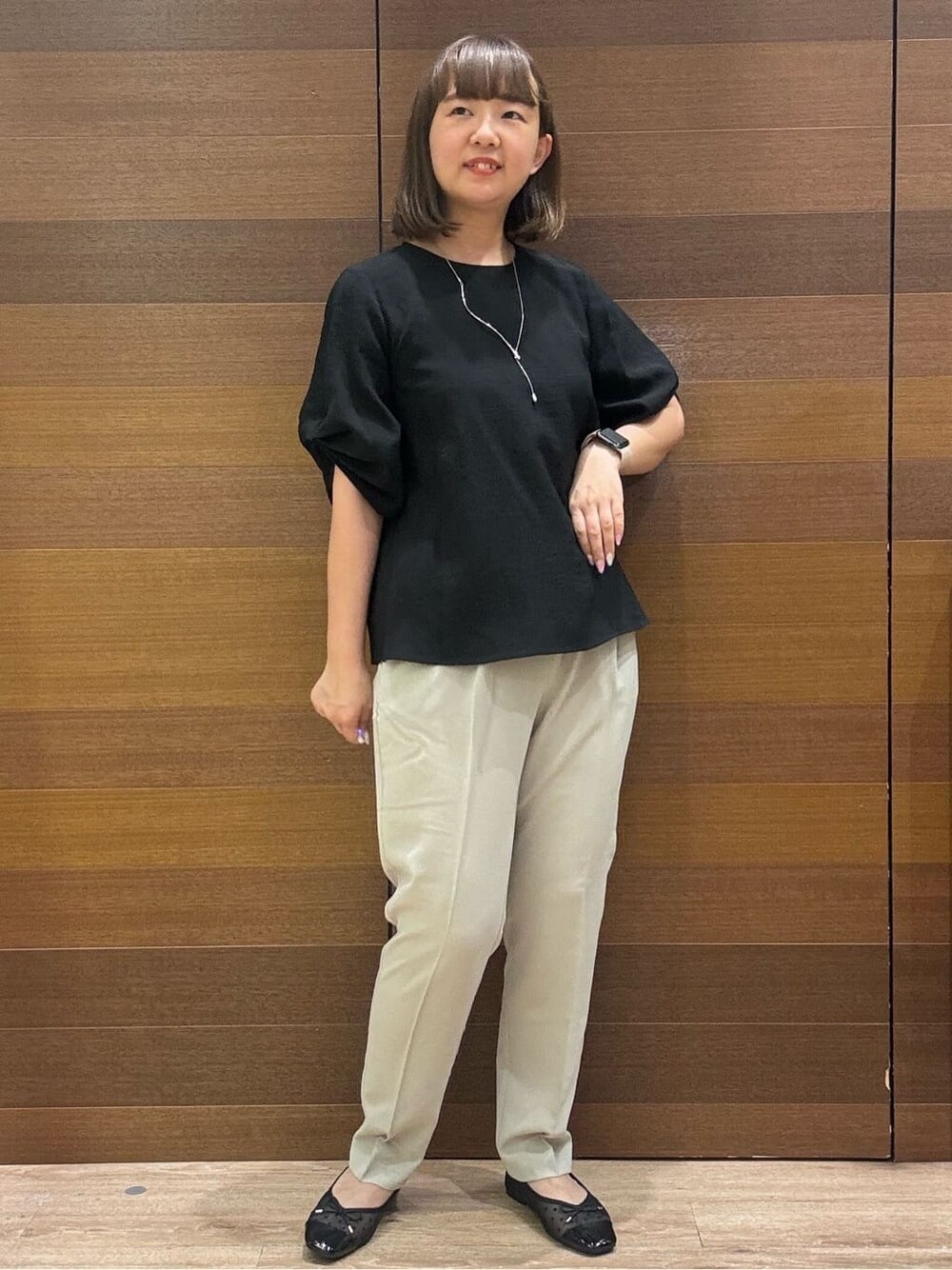 ブラック系のシャツ/ブラウス、ベージュ系のその他パンツ、シルバー系のショルダーバッグを着用したレディースの夏コーディネートの3枚目の写真