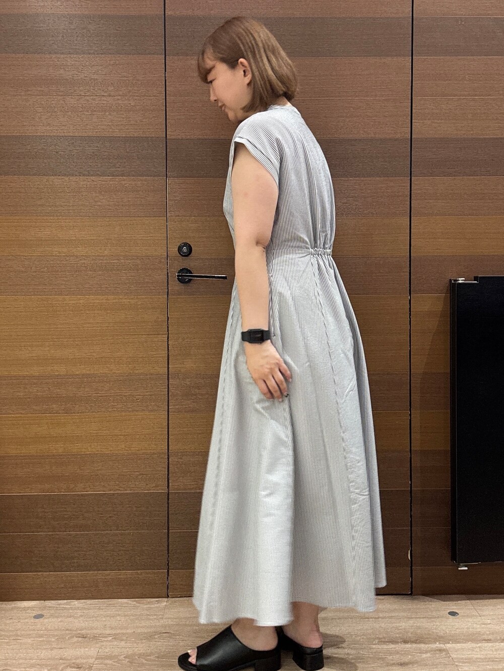 ホワイト系のワンピース、ベージュ系のトートバッグを着用したレディースの夏コーディネートの7枚目の写真