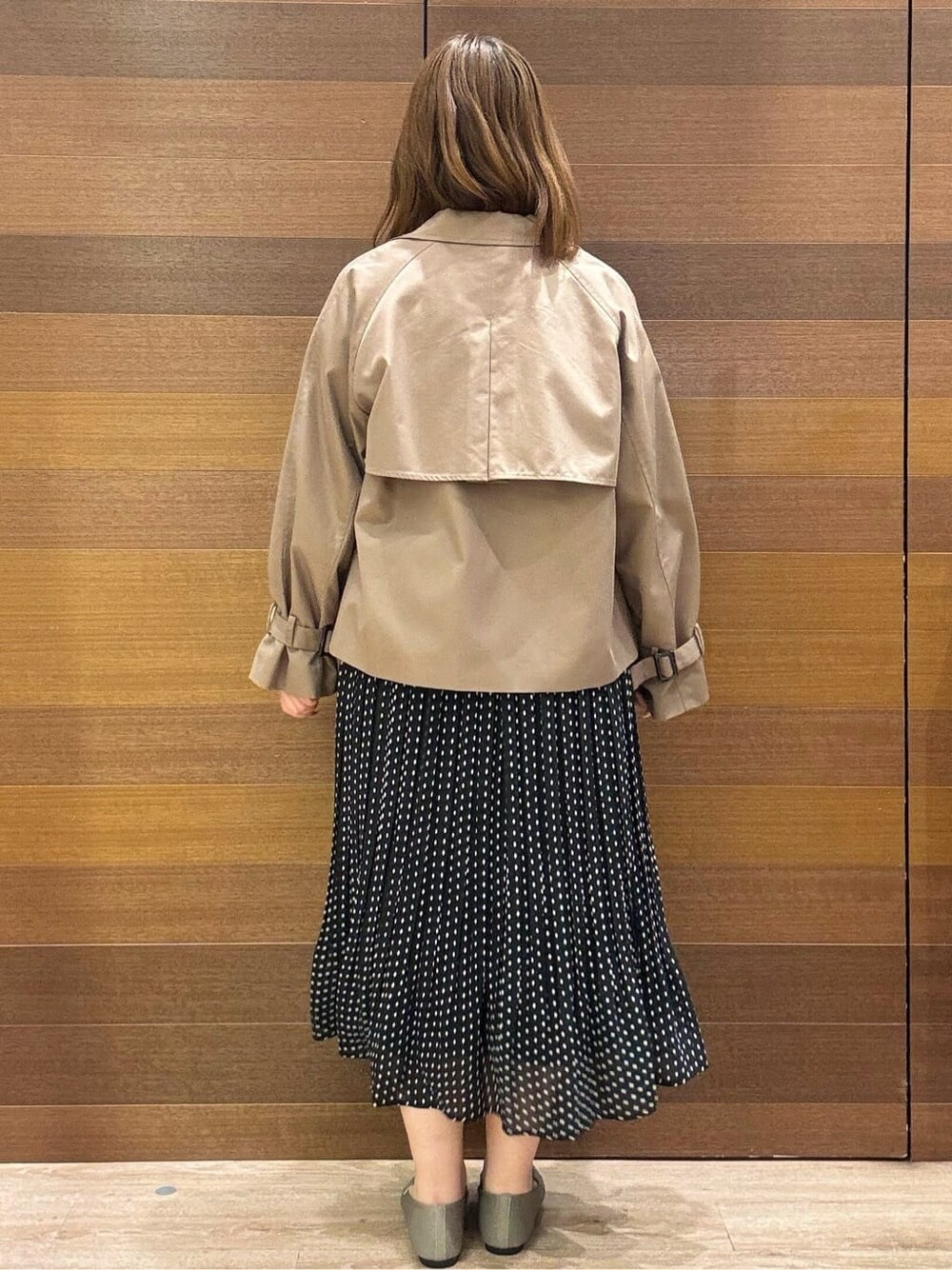 ベージュ系のトレンチコート、ベージュ系のニット/セーター、ベージュ系のその他シューズを着用したレディースの春コーディネートの5枚目の写真