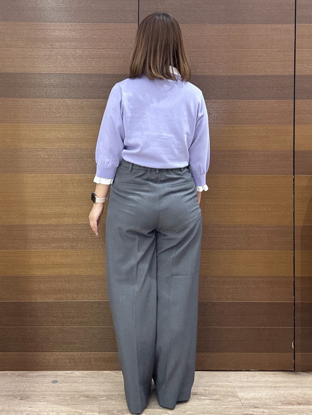 ブラック系のブルゾン、パープル系のニット/セーター、グレー系のその他パンツを着用したレディースの春コーディネートの9枚目の写真