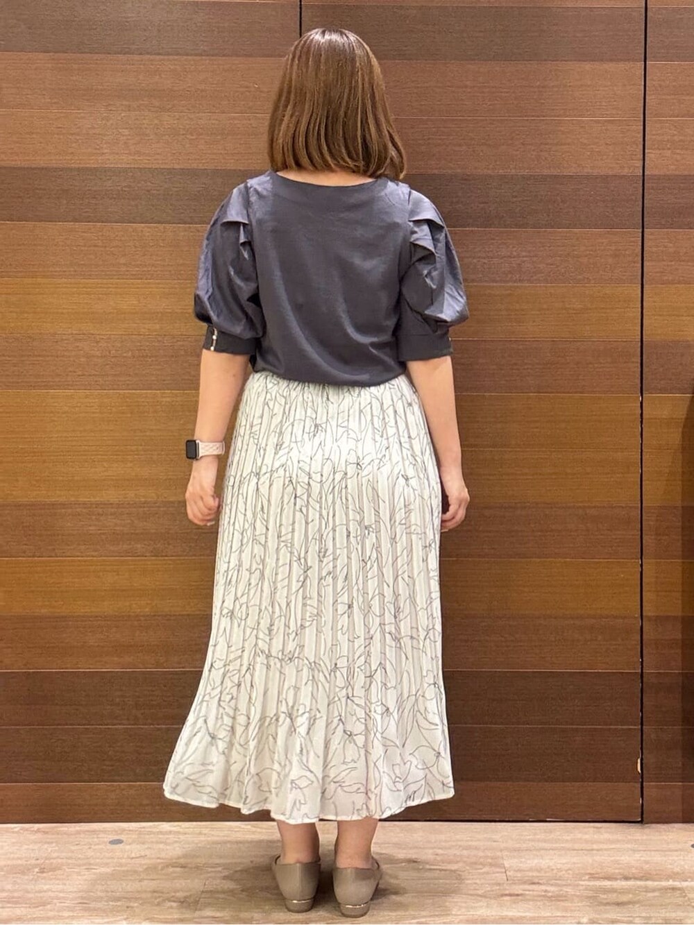グレー系のTシャツ/カットソー、ブラック系のトートバッグ、ベージュ系のパンプスを着用したレディースの夏コーディネートの6枚目の写真