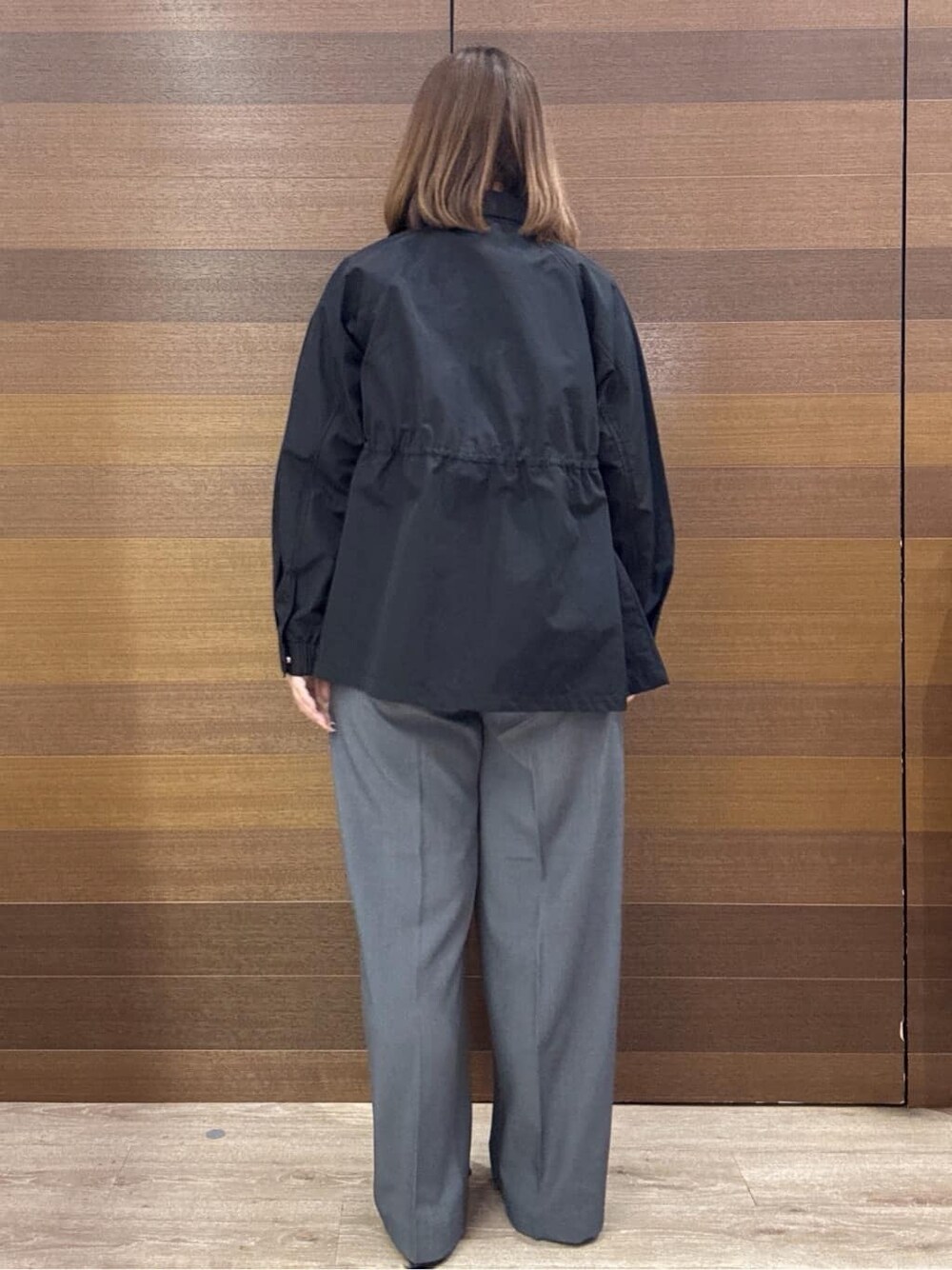ブラック系のブルゾン、パープル系のニット/セーター、グレー系のその他パンツを着用したレディースの春コーディネートの6枚目の写真