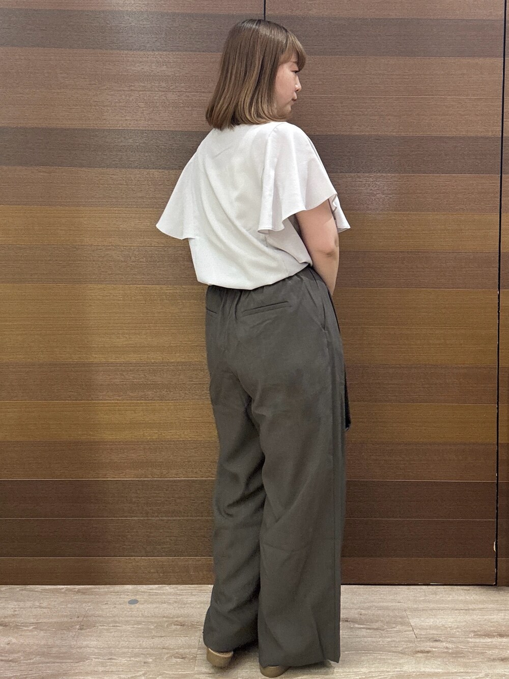 ベージュ系のシャツ/ブラウス、ブラウン系のその他パンツ、ブラック系のトートバッグを着用したレディースの夏コーディネートの7枚目の写真