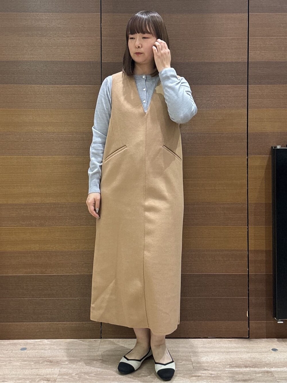 グレー系のカーディガン/ボレロ、イエロー系のワンピース、ベージュ系のトートバッグを着用したレディースの冬コーディネートの4枚目の写真