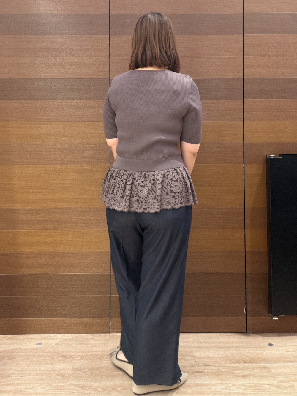 ブラウン系のニット/セーター、ブルー系のその他パンツ、ホワイト系のショルダーバッグを着用したレディースの秋コーディネートの7枚目の写真