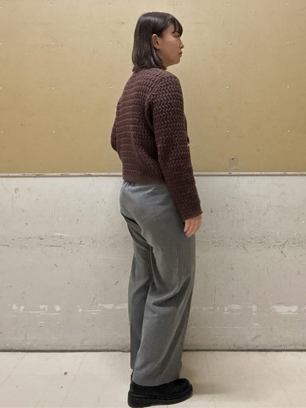 ブラウン系のカーディガン/ボレロ、グレー系のその他パンツ、ブラック系のトートバッグを着用したレディースの冬コーディネートの7枚目の写真