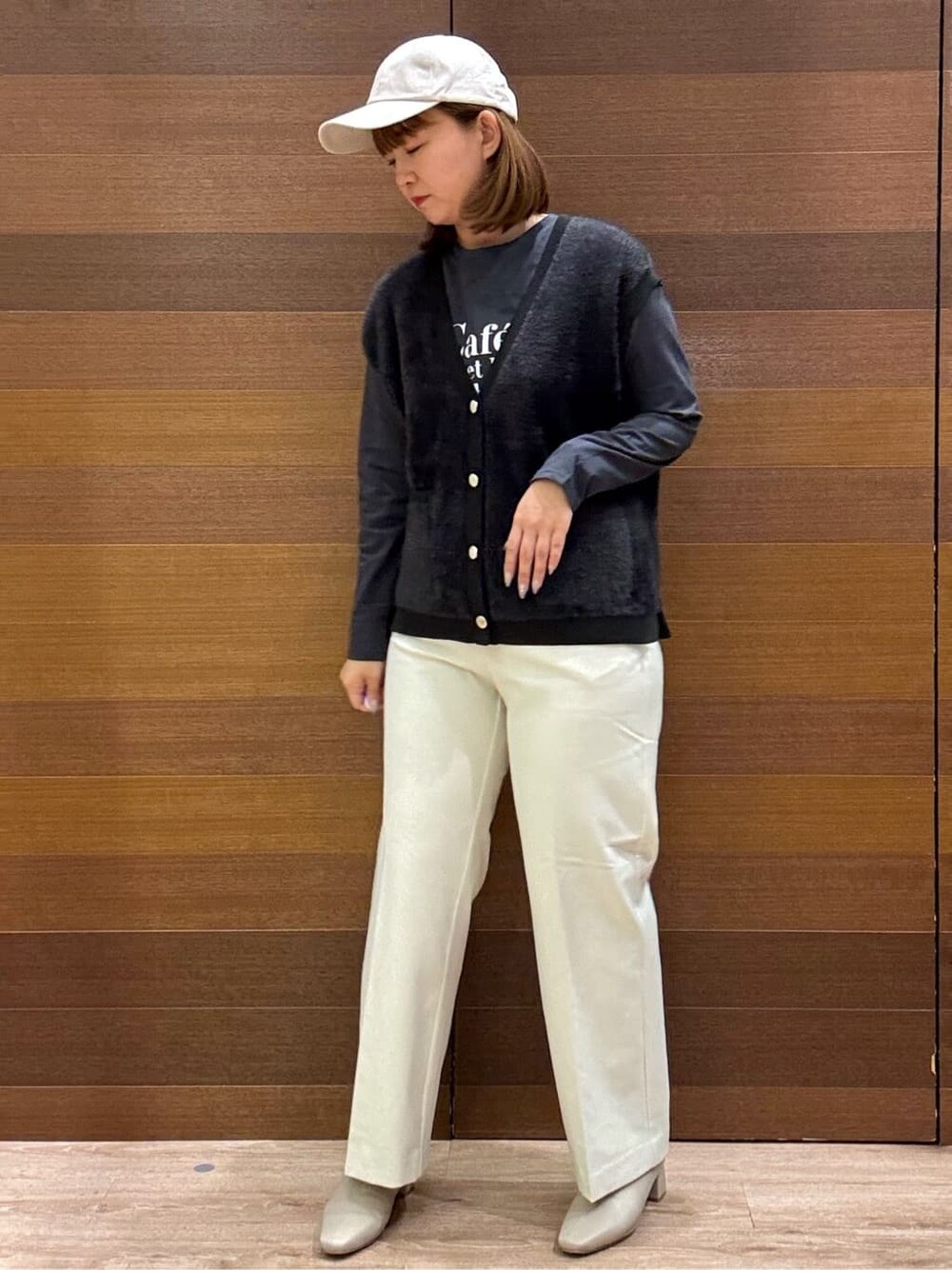 グレー系のニット/セーター、グレー系のTシャツ/カットソー、ホワイト系のその他パンツを着用したレディースの秋コーディネートの2枚目の写真