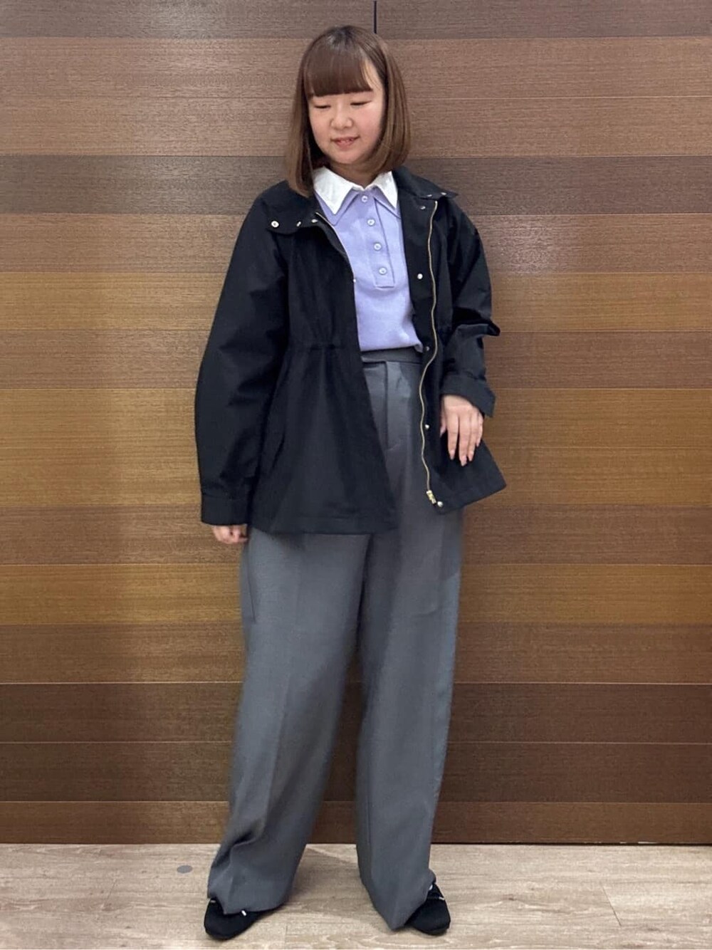 ブラック系のブルゾン、パープル系のニット/セーター、グレー系のその他パンツを着用したレディースの春コーディネートの2枚目の写真